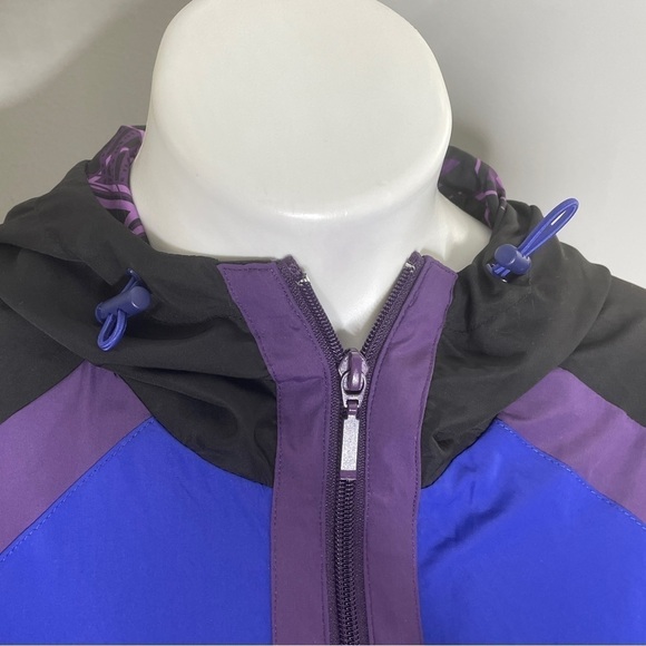 Her Universe Black Panther windbreaker hooded NWT medium - Picture 4 of 8